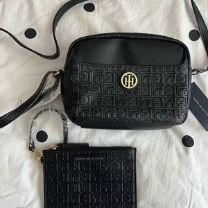 TOMMY HILFIGER BLACK CROSSBODY BAG